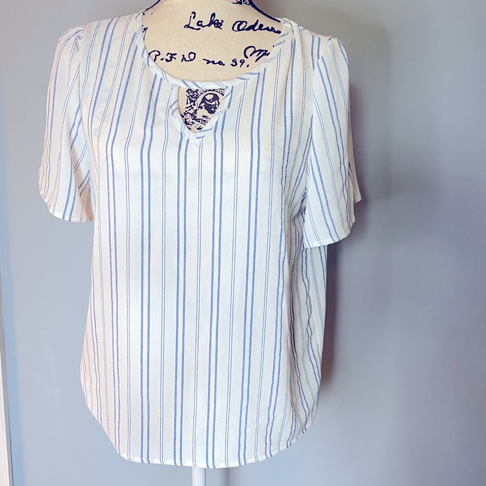 The Outfit white and blue blouse, Size L.